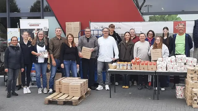 Freude über die erfolgreiche Packaktion: die Initiatoren Karin (3. v. li.) und Uwe Bruns (re.) mit den fleißigen Helfern | Foto: Bruns