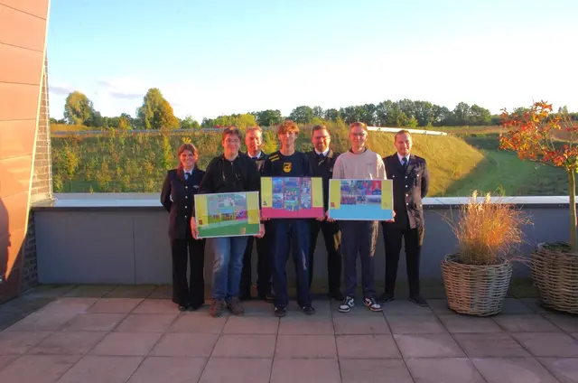 Drei neue Mitglieder in der Einsatzabteilung (vorne v. li) Niels Matthies, Ilian Krasniqi und Silas Wienrich mit Titzia Tiedchen (Stellv. Jugendfeuerwehr-Wartin, hinten v. li.),  Phillip Müller (Ortsbrandmeister), Björn Lehmann (stellv. Ortbrandmeister)  und Max Fiebig (Jugendfeuerwehr-Wart) | Foto: FF Hittfeld/Feldtmann
