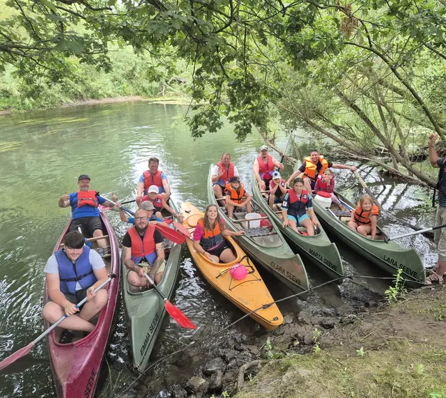 Spaß auf dem Wasser: Kinder und ihre Väter werden vier Tage im Zelt schlafen | Foto: Mirko Musilak