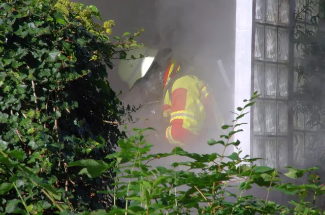 Der Atemschutztrupp bringt "verletzte Personen aus dem Rauch | Foto: FF Hittfeld/Feldtmann