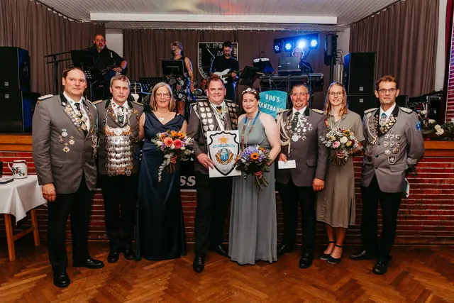 König aller Könige (v. l.): Dennis Arnold, Hans Peter Schröder mit Begleitung (Schützengilde 
Steinkirchen), neuer „König aller Könige“ Markus Kruse mit Begleitung (Schützenverein Ahlerstedt), 
Carsten Sumpf mit Begleitung (Schützenverein Hönau Lindorf), Frank Beinl
 | Foto: Fotostudio Bilderprofi
