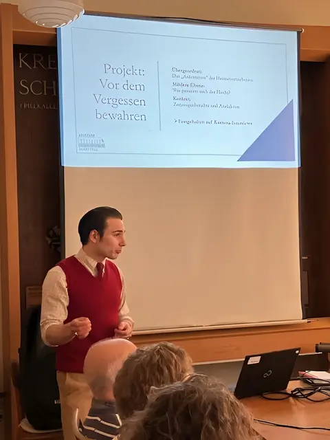 Ethnologiestudent und Filmemacher Gabór Henry Raschberger bei einer Präsentation seines Forschungs- und Filmprojektes  | Foto: Museum im Marstall