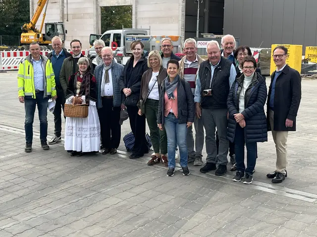 Mitglieder der Raiffeisen-Stiftung vor dem Bau des neuen Logistikzentrums (RaiLog Elbe�Weser GmbH) in Apensen | Foto: RAISA eG