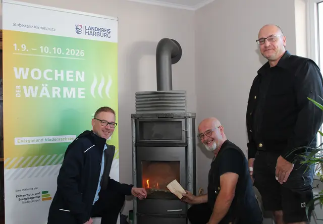 Gemeinsam zeigen (v. li.) Klimaschutzmanager Oliver Waltenrath, Bernd Hammann und Ole Wolf, wie man mit dem Ofen richtig heizt. | Foto: Landkreis Harburg
