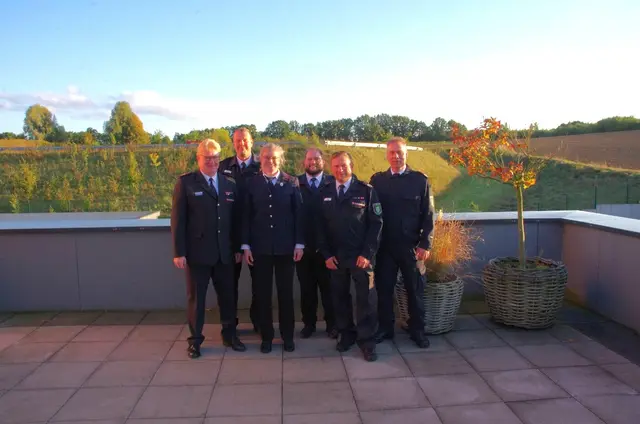 Jörn Petersen (Kreisbrandmeister, v. li.), Andreas Brauel (Stell. Gemeindebrandmeister), Alexandra Fiege, Lars Becker (Gemeinde Jugendfeuerwehr- Wart), Simon Steffen (Stellv. Gemeindebrandmeister), Phillip Müller (Ortsbrandmeister) | Foto: FF Hittfeld/Feldtmann