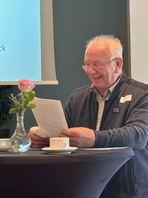 Günter Renken, Vollersode, liest vor über den „Findorffpfad“, für den er Texte in Plattdeutsch einge�sprochen hat, die auf dem Pfad angehört werden können | Foto: Landschaftsverband Stade