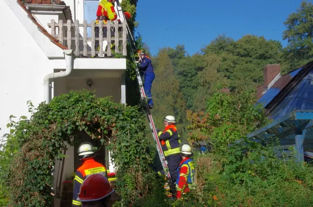Es wurden auch Personen vom Balkon "gerettet" | Foto: FF Hittfeld/Feldtmann
