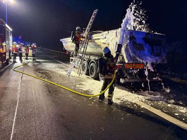 Dieser LKW Brand auf der A1 forderte einen Einsatz der Feuerwehren aus Hamburg und Maschen | Foto: Thomas Müller FF Maschen