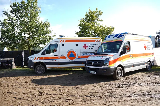 Einsatzfahrzeuge werden an verschiedenen Standorten auf dem Festivalgelände Luhmühlen platziert. | Foto: DRK-Kreisverband Harburg-Land