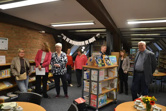 Der neue Kinderbereich ist gefüllt mit Spielen, Büchern und Sitzmöglichkeiten für groß und klein | Foto: sc