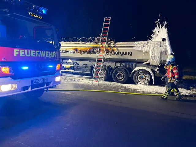 Sattelauflieger mit Altbatterien brennt auf der A1 - Feuerwehren Hamburg und Maschen im Einsatz | Foto: Thomas Müller FF Maschen