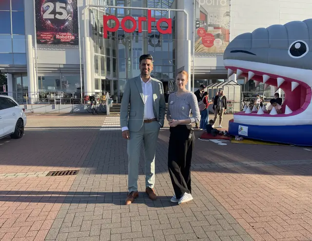 Hausleitung Wekey Dasija (li.) und Auszubildende Lena Hinrichs vor dem Möbelhaus Porta | Foto: Möbelhaus porta
