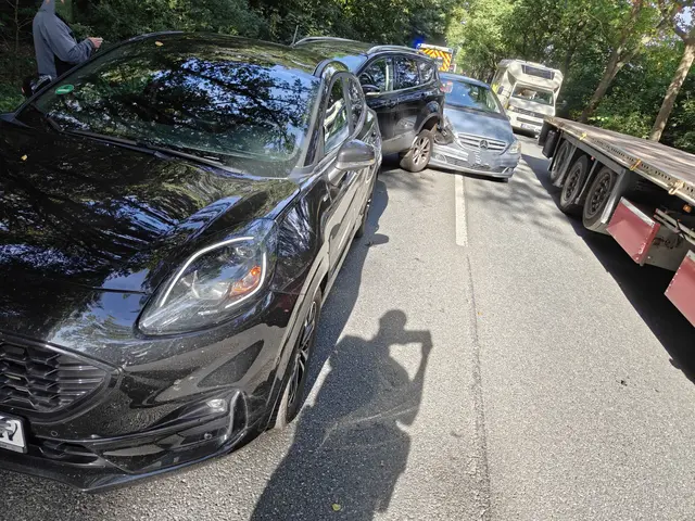 Drei Fahrzeuge waren auf der B73 in einen Autounfall verwickelt | Foto: Polizeiinspektion Stade