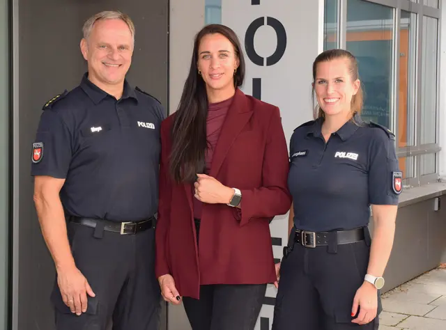 Führungswechsel in der Polizeiinspektion Harburg: Thomas Meyn (v. li., leitender Kriminaldirektor), Polizeirätin Janine Mai und Polizeirätin Annika Junghans | Foto: PI Harburg