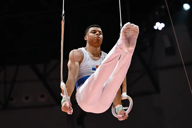 Pablo Broszio, 24, hier mein Winkelstütz an den Ringen, hat beim Turn-Weltcup jeden Moment genossen | Foto:  A. Sanderson)