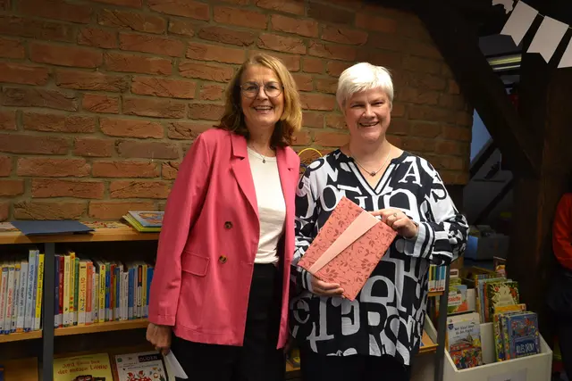 Samtgemeindebürgermeisterin Ute Kück (li.) überreichte ein Geschenk - das neue Vorlesebuch für starke Kinder - an die Büchereileiterin Almut vom Lehn | Foto: sc