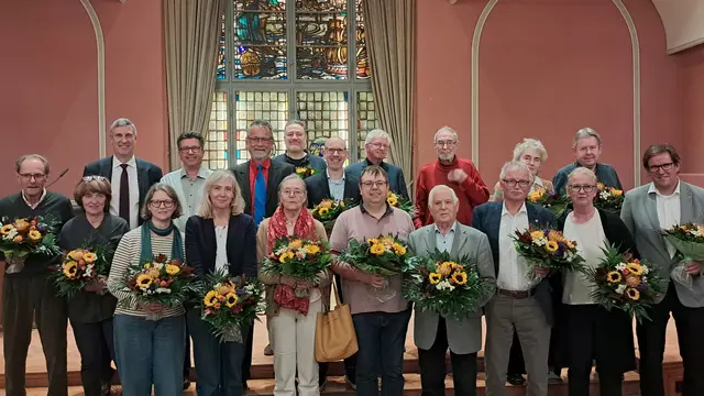 Die Verabschiedeten und Geehrten gemeinsam mit dem Ratsvorsitzenden Karsten Behr (hintere Reihe, links) | Foto: Hansestadt Stade