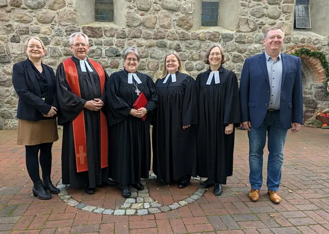 Regionalbischöfin Sabine Preuschoff (dritte von links) führte Pastorin Susanne von Issendorff in einem Ordinationsgottesdienst in ihr neues Amt in der evangelisch-lutherischen Kirchengemeinde Horst in Burweg und Großenwörden ein. Als Assistierende wirkten mit: von Issendorffs Schwester Monika Raum (von links), Pastor Andreas Hellmich, Pastorin i.R. Claudia Brandy und Superintendent Dr. Marc Wischnowksy | Foto: Sprengel Stade / Nina Dede