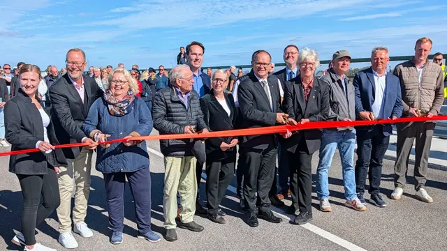 Maria Best, Andreas Hein, Angelika Tumuschat-Bruhn, Helmut Schiemann, André Bock, Nadja Weippert, Grant Hendrik Tonne, Jan Bauer, Emily Weede, Josef Nießen, Tjark Röhrs, Dr. Sven Brosge und Jan Hendrik Schäl-de Boer bei der feierlichen Eröffnung der Decatur-Brücke | Foto: Jan Filter