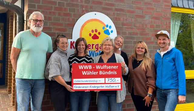 Bei der Spendenübergabe (v. li.): Holger Schulze (WWB), Sarah Brockel, Kristin Grählert (beide Förderverein Kindergarten), Gabriele Brückner, Andrea Ahlers (beide WWB), Natalie Lemke (Förderverein) und Stefan Melzer (WWB) | Foto: WWB