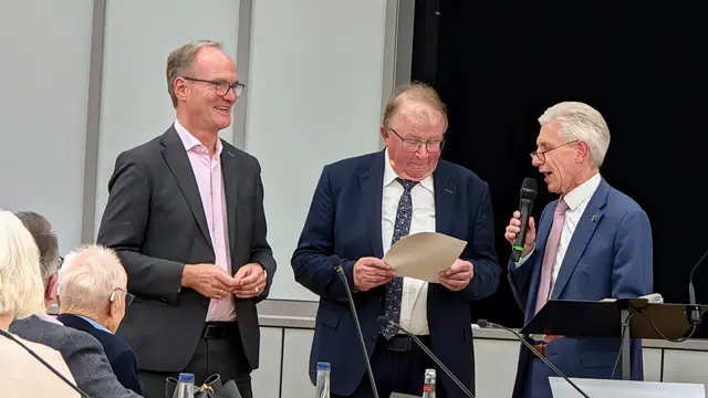 Landrat Rainer Rempe verabschiedet Aldag mit lobenden Worten | Foto: Jan Filter