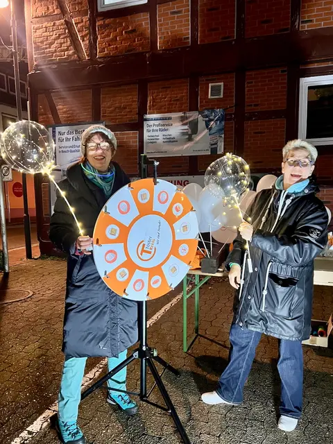 Auch das Glücksrad ist wieder dabei, Lisa Fenger (li.) und Katja Kröger freuen sich schon auf strahlende Kinderaugen | Foto: Töster Kreis