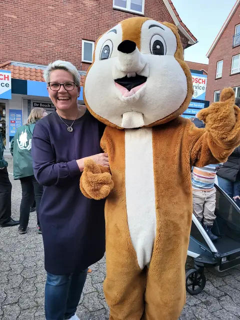 Um mit Ekki zu kuscheln, ist auch Katja Kröger nicht zu alt | Foto: sh