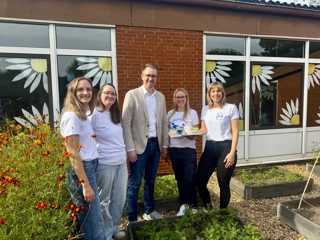 Samtgemeinde-Bürgermeister Philip Werk mit dem Schulvereins-Vorstand (v. li.):  Carolin Graubaum, Jette Harland, Stefanie Esperanca da Luz, und Sabine Meyer | Foto: Schulverein Hollenstedt