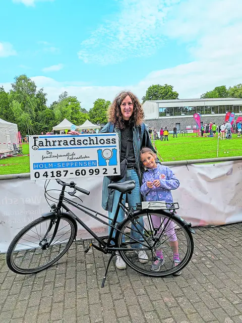 Anne Dziondziak gewann den Hauptpreis der Tombola, ein Trecking-Bike, das vom Fachgeschäft "Fahrradschloss" in Holm-Seppensen gestiftet wurde. Ihre Tochter freute sich auch | Foto: Verein Brunsberglauf