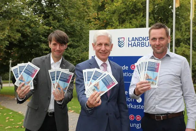 Die Bedeutung des KMU-Förderprogramms betonen Dr. Alexander Stark (v. li.), Leiter der Stabsstelle Kreisentwicklung / Wirtschaftsförderung / Mobilität, Landrat Rainer Rempe und Thomas Nordmann | Foto: Landkreis Harburg
