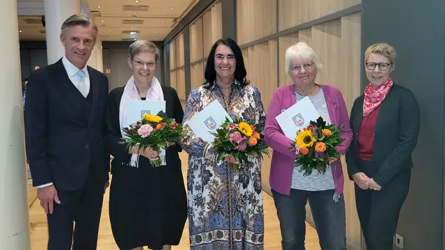 Bürgermeister Jan-Hendrik Röhse (v. li.), Sigrid Spieker (CDU), Nicole Bracht-Bendt (FDP), Gudrun Eschment-Reichert (WfB) und Nicole Teuber (Städte- und Gemeindebund) | Foto: sh