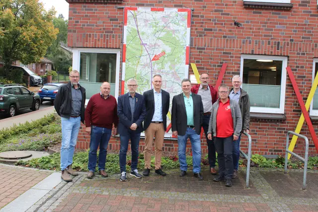 Samtgemeinde-Bürgermeister und Gemeindeoberhäupter stellen sich gegen die Bahnpläne (v. li.): Jörg Kraus, Horst Günter Jagau, Olaf Muus, Jens Köster, Thomas Kaiser, Dirk Schierhorn, Christian Meyer und Christian Sauer | Foto: ce