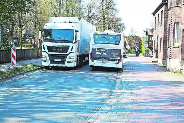 Die Straßen in Moisburg - hier die L141 in der Ortsdurchfahrt, die für viele Lkw-Fahrer eine Durchgangsstraße ist, sind sehr eng | Foto: bim