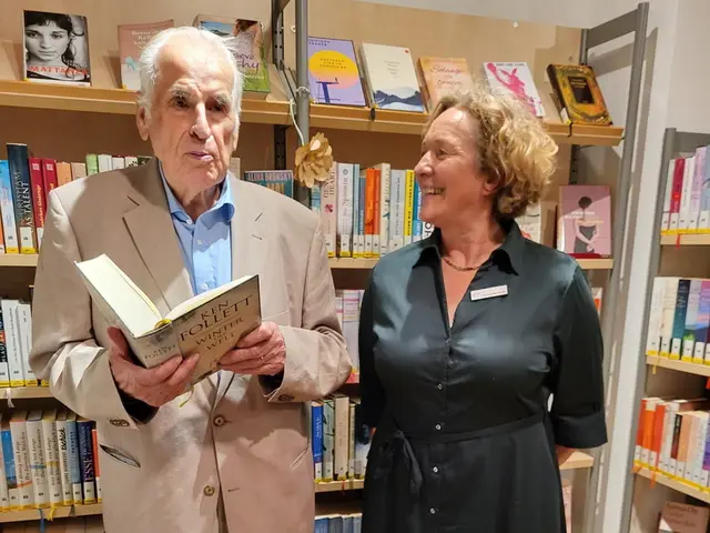 Diplom-Bibliothekarin und Bökerstuuv-Leiterin Christiane Dyck mit Hermann Buter, Gründer der Bürgerstiftung Hanstedt | Foto: Bürgerstiftung Hanstedt