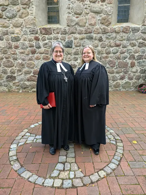 Die evangelisch-lutherische Kirchengemeinde Horst in Burweg und Großenwörden hat eine neue Pastorin: Regionalbischöfin Sabine Preuschoff (links) führte Pastorin Susanne von Issendorff in einem Ordinationsgottesdienst in ihr neues Amt ein | Foto: Sprengel Stade / Nina Dede