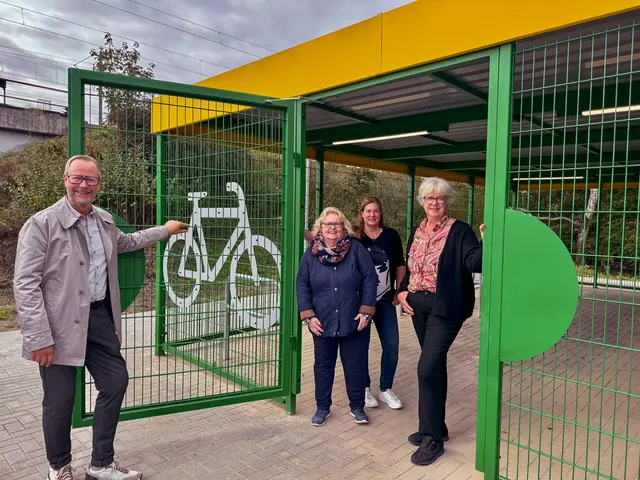 Bürgermeisterin Emily Weede freut sich über die neue Anlage am Bahnhof Maschen | Foto: Gemeinde Seevetal