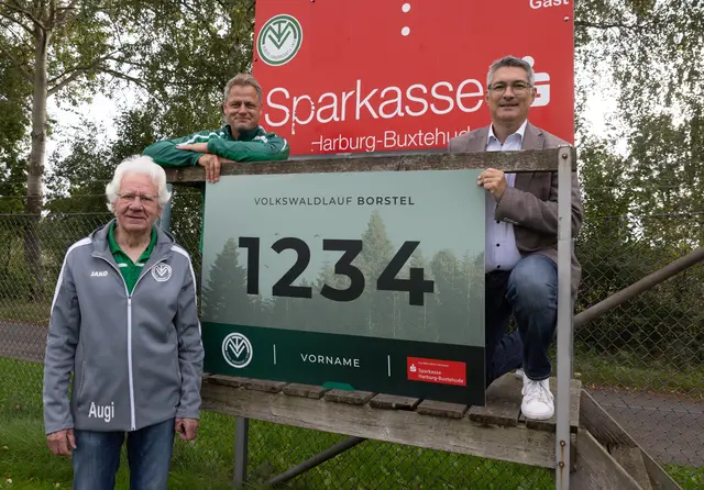 Freuen sich auf den Volkswaldlauf in Borstel: der zweite Vorsitende des MTV Borstel-Sangenstedt Ernst-August Rieckmann (v. li.), Organisator Robert Supplieth und Sparkassen-Mitarbeiter Stefan Bültemann | Foto: ks