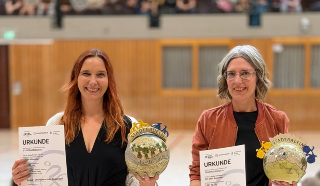 Lena Korte (links) und Anna Groß (rechts) von der GOBS freuen sich über die Auszeichnungen | Foto:  Landkreis Stade / Deborah Hucht