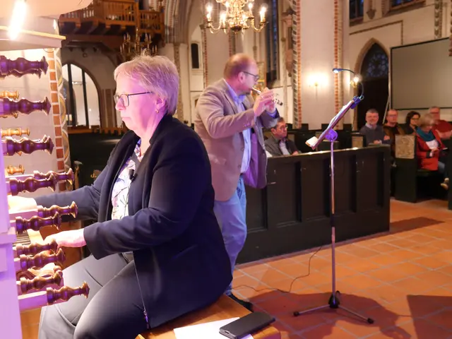 Sybille Groß an der Chororgel und Daniel Kaiser an der Querflöte | Foto: Christa Haar-Rathjen