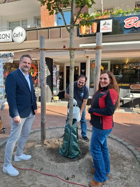 Michaela Voller (re.) übergab den Klimabaum stellvertretend an Stadtbaurat Manuel Reichel (li.). Yasar Yildirim übernahm spontan die Wasserpatenschaft | Foto: Stadt Buchholz
