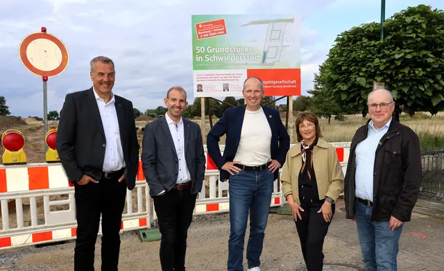 Andreas Sommer (v. li., Vorstandsvorsitzender Sparkasse Harburg-Buxtehude), Sebastian Helm (Sparkasse Harburg-Buxtehude), Tobias Handtke (Bürgermeister Gemeinde Neu Wulmstorf), Claudia Roß-Thomas (S-Immobilien) und Bodo Ihlenburg (Direktor Unternehmenskunden Sparkasse Harburg-Buxtehude) am neuen Baugebiet | Foto: Sparkasse Harburg-Buxtehude