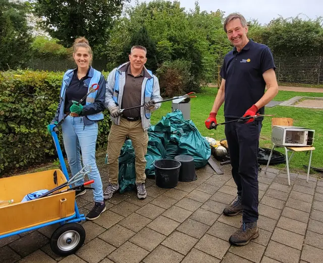Engagierte bei der jüngsten Müllsammelaktion beim "World cleanup day"  (v. li.): Katharina Bodmann, Nils Krabbenhöft und Moritz Bartmer | Foto: Rotary Club Neu Wulmstorf