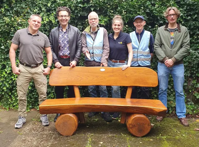 Mit der gestifteten Bank (v. li.): Nils Krabbenhöft, Pastor Florian Schneider, Peter Boser (Klimaforum), Rotary-Präsidentin Katharina Bodmann , Stephan Rost (Klimaforum) und Pastor Helge Scholz | Foto: Rotary Club Neu Wulmstorf