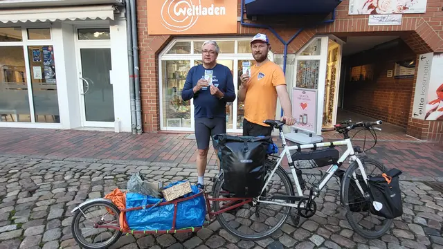 Karl-Heinz Stöver und Jan Philip Fischbach bei ihrer Ankunft beim Weltladen Buxtehude