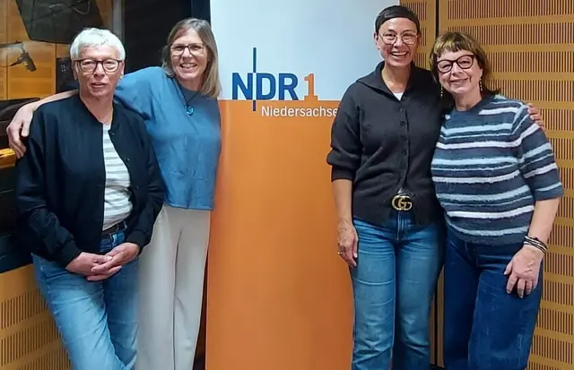 Moderatorin Martina Gilica (2. v. re.) mit Mitgliedern des Bücherei-Fördervereins im NDR-Studio (v. li.): Renate Kruse, Nicole Scheibel und Michaela Juulsgaard | Foto: Bücherei