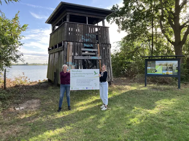 Der alte Turm kommt weg, bis zum Jahresende soll ein neuer stehen, freuen sich Seevetals Bürgermeisterin Emily Weede und Annika Paulini vom LEADER-Regionalmanagement | Foto: Gemeinde Seevetal