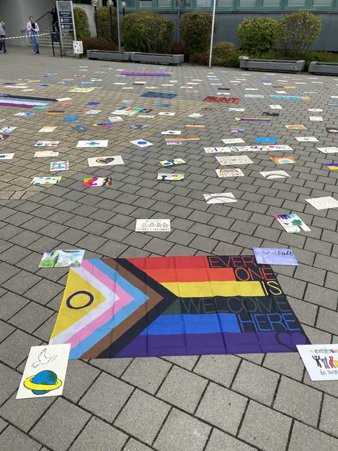 Bunte Platten symbolisierten Vielfalt auf dem Schulhof | Foto: Torben Pieper