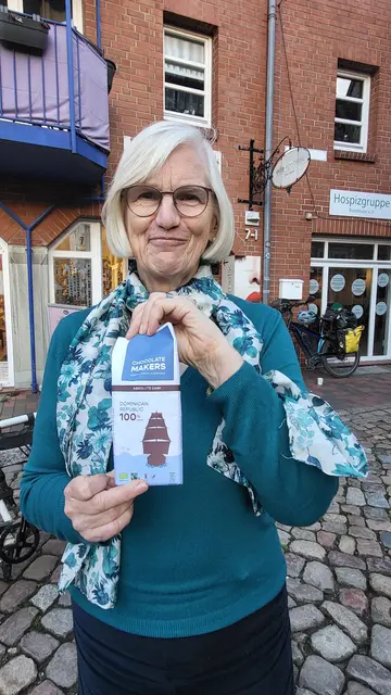 Karin Fitze vom Weltladen freut sich, dass sie die besondere Schokolade anbieten kann