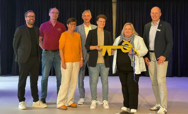 Bei der Schlüsselübergabe.(v. li.): Architekt Christoph Frenzel, Hausmeister, Jürgen Strobach,  Ulrike Voß, Sachgebietsleiterin Hochbau Gemeinde Neu Wulmstorf, Markus Kellner, Geschäftsführer Depenbrock Partnering GmbH &amp; Co. KG, Konrektorin Yasmin Römer, Direktorin Frauke Fischer-Schönhöbel und Bürgermeister Tobias Handtke  | Foto: Gemeinde Neu Wulmstorf