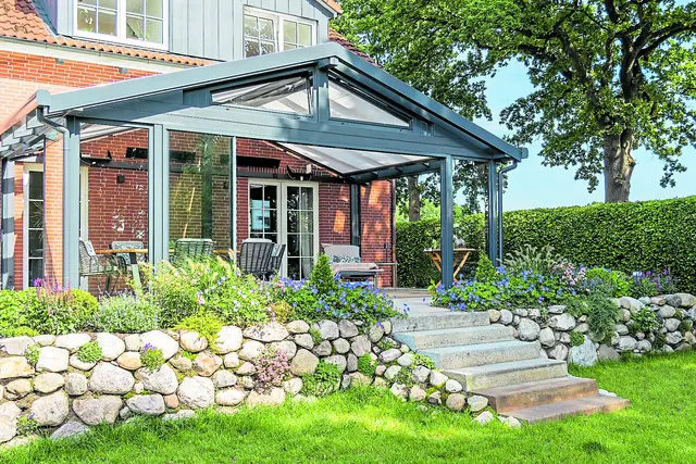 Diese Terrassenüberdachung wurde individuell geplant und angefertigt - perfekt! | Foto: Regina Giessmann